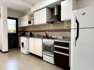 eine Küche mit Herd und Kühlschrank in der Unterkunft CASA RUBÍ - ENCANTADOR APARTAMENTO EN MENDOZA - Cochera Privada y Seguridad Permanente in Guaymallen