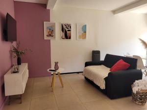 ein Wohnzimmer mit Sofa und Tisch in der Unterkunft CASA RUBÍ - ENCANTADOR APARTAMENTO EN MENDOZA - Cochera Privada y Seguridad Permanente in Guaymallen