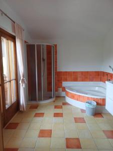 ein Badezimmer mit Badewanne und Dusche in der Unterkunft Privatzimmervermietung Wiederkehr in Altenmarkt im Pongau + 37 Fotos