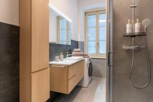 ein Badezimmer mit Waschbecken und Waschmaschine in der Unterkunft Apartments and holidays Cav Paolo Tione di Trento in Tione di Trento + 55 Fotos