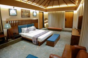 um quarto de hotel com uma cama e uma escrivaninha em Wild Forest Sasan Gir Wildlife sanctuary em Sasan Gir mais 48 fotografias