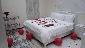 Postel nebo postele na pokoji v ubytování سويت اليمامه للشقق المخدومه