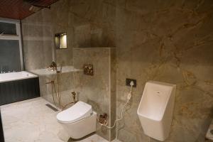 une salle de bains avec toilettes et lavabo dans l'établissement Wild Forest, à Sasan Gir 27 autres photos