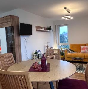 ein Wohnzimmer mit einem Esstisch und einem Wohnzimmer in der Unterkunft Ferienwohnung Karma in Kressbronn am Bodensee