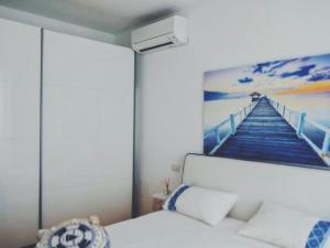 - une chambre avec peinture sur une jetée dans l'établissement Dimora Punta Azzurra, à Polignano a Mare