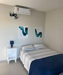 En eller flere senge i et værelse på Apartamento em Condomínio Resort