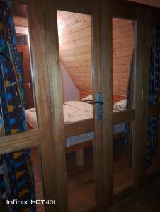 ein Zimmer mit zwei Etagenbetten in einer Kabine in der Unterkunft Malasy camping site in Makungulu