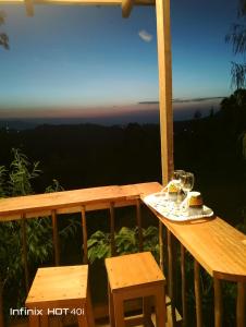 einen Teller mit Essen auf einem Tisch auf einem Balkon in der Unterkunft Malasy camping site in Makungulu