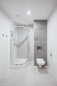 ein weißes Badezimmer mit Dusche und Toilette in der Unterkunft Hotel Garbów *** Centrum Konferencyjno - Bankietowe in Garbów