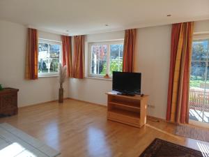 ein Wohnzimmer mit einem Flachbildfernseher auf einem Tisch in der Unterkunft Privatzimmervermietung Wiederkehr in Altenmarkt im Pongau