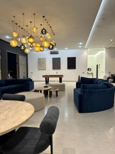 TV a/nebo společenská místnost v ubytování Somptueuse Villa avec Terrains Padel et Foot Piscine Marrakech