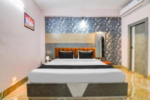 Una cama o camas en una habitación de Hotel O Fifteen 21 fotos más