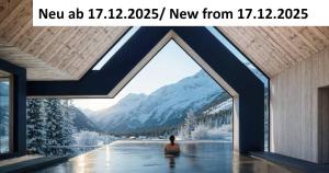 una persona sentada en una piscina con vistas a la montaña en Forster's Naturresort, en Neustift im Stubaital