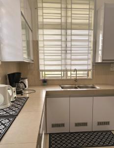 Kuchyň nebo kuchyňský kout v ubytování Laman Maslinda Homestay