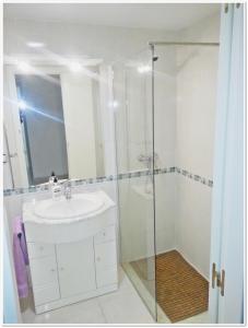 a bathroom with a sink and a shower at Acogedor apartamento en el Casco Historico in Jávea