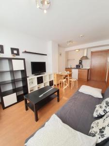 una sala de estar con un sofá y una mesa en Monte Oiz junto a telesilla ERB Alojamientos, en Sierra Nevada