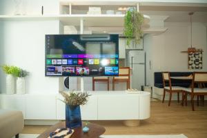 Μια τηλεόραση ή/και κέντρο ψυχαγωγίας στο Apto moderno e elegante no Auxiliadora TV7638