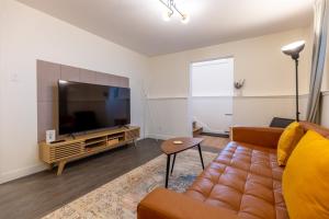 ファーニーにあるElkview by Fernie Central Reservationsのソファと薄型テレビのあるリビングルーム