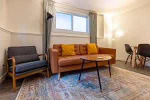 ファーニーにあるElkview by Fernie Central Reservationsのソファとテーブルのあるリビングルーム