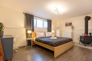 ファーニーにあるElkview by Fernie Central Reservationsの大きなベッドと窓のある寝室