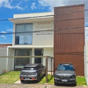 a car parked in front of a building at Flat 01 - Zona Sul Prox UMC, Praia Clube, Shopping e Pátio Vinhedos in Uberlândia