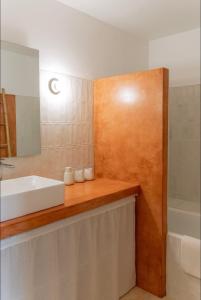 ein Badezimmer mit Waschbecken, Spiegel und Badewanne in der Unterkunft Grand appartement 2 chambres avec wifi in Perpignan + 15 Fotos