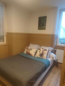 a bed with three pictures of animals on it at Les Locations de Stéphanie ,gîte L'Arbre Vert in Sondernach