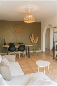 ein Wohnzimmer mit Sofa und Tisch in der Unterkunft Grand appartement 2 chambres avec wifi in Perpignan