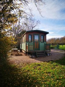 Zahrada ubytování Roulotte & Forêt - Evasion Bohème en Bourgogne + 29 fotografií