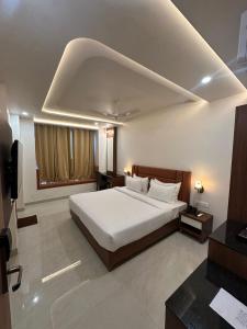 Giường trong phòng chung tại Hotel Sanidhyam Bliss