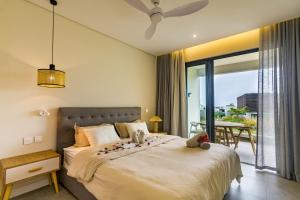 Ένα ή περισσότερα κρεβάτια σε δωμάτιο στο Amaris Apartment Beachfront by Oceanaxe Holidays +44 φωτογραφίες