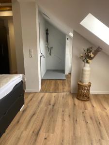 Postel nebo postele na pokoji v ubytování FeWo A 6 J 22 Michelangelo NETFLIX Fußgängerzone