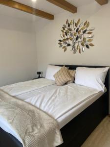 Postel nebo postele na pokoji v ubytování FeWo A 6 J 22 Michelangelo NETFLIX Fußgängerzone