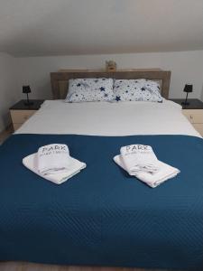 Una cama o camas en una habitación de Park Apartment