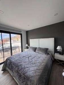 En eller flere senge i et værelse på Villa Mirlo Seaview