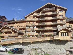 a large building with balconies on the side of it at Spacieux Duplex en Centre Station avec Balcon et Wi-Fi - FR-1-688-35 in Méribel