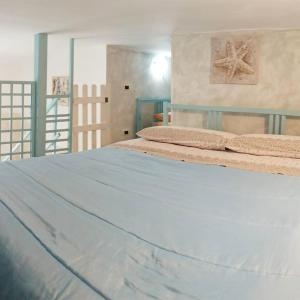 Ένα ή περισσότερα κρεβάτια σε δωμάτιο στο chicca marina +34 φωτογραφίες