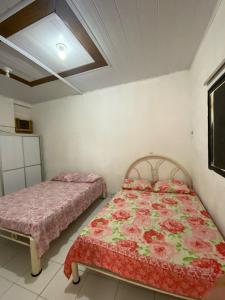 Ένα ή περισσότερα κρεβάτια σε δωμάτιο στο Casa Refugio das Palmeiras