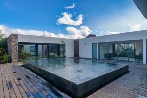 Πισίνα στο ή κοντά στο Amaris Apartment Beachfront by Oceanaxe Holidays