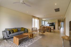 Χώρος καθιστικού στο Amaris Apartment Beachfront by Oceanaxe Holidays