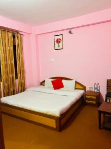 Ένα ή περισσότερα κρεβάτια σε δωμάτιο στο Hills's View Guest House Narkanda