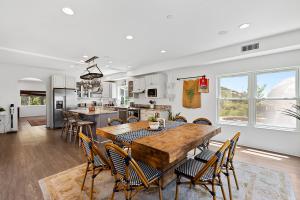 Kuchyň nebo kuchyňský kout v ubytování Mountaintop Ramona Home Private Pool, Near Lake!