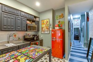 Kuchyň nebo kuchyňský kout v ubytování Heart of St Louis! Walkable Soulard Apt with Loft