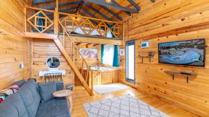 TV a/nebo společenská místnost v ubytování Tringo Bungalov