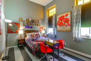 Posezení v ubytování Heart of St Louis! Walkable Soulard Apt with Loft