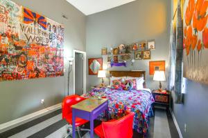 Postel nebo postele na pokoji v ubytování Heart of St Louis! Walkable Soulard Apt with Loft