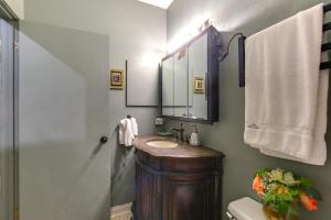 Koupelna v ubytování Heart of St Louis! Walkable Soulard Apt with Loft + 19 fotografií