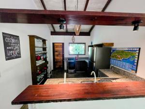 eine Küche mit einer Arbeitsplatte in einem Raum in der Unterkunft Casa Recanto ViVaMar - 3 bedroom house, 10 min from the beach in Barra Grande