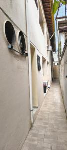 eine leere Gasse mit einem Gebäude, an dessen Seite Rohre verlaufen. in der Unterkunft Pousada Mar De Estrelas in Angra dos Reis