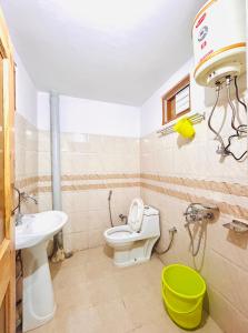 Ένα μπάνιο στο Hills's View Guest House Narkanda